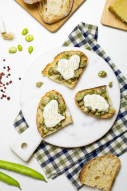 Bruschette fave e pecorino