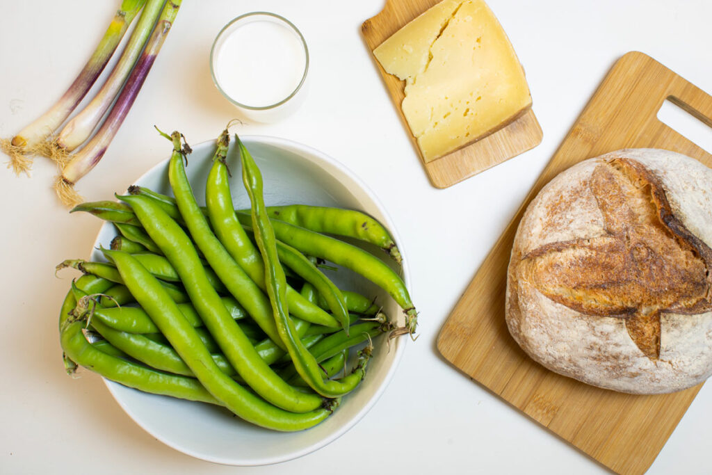 bruschette con fave fresche e fonduta di pecorino